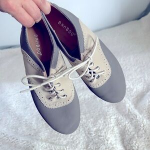 Cute vintage style two-tone Oxford flats.